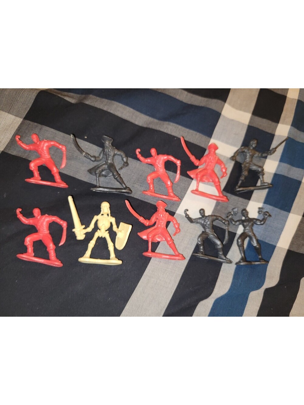 10 Pc Plastic Pirate Figures Lot Red Black Pirates + Skeleton Warrior
